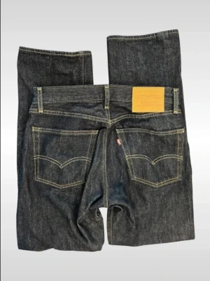 Levi's 555 mörkblå jeans straight fit - Mörkblå klassiska Levi's 555 jeans med raka ben och kontrasterande gula sömmar. Modellen har fem fickor, blixtlås gylf och den ikoniska läderpatchen bak i midjan. Jeansen är tillverkade i slitstarkt denim och har en tidlös straight passform.
