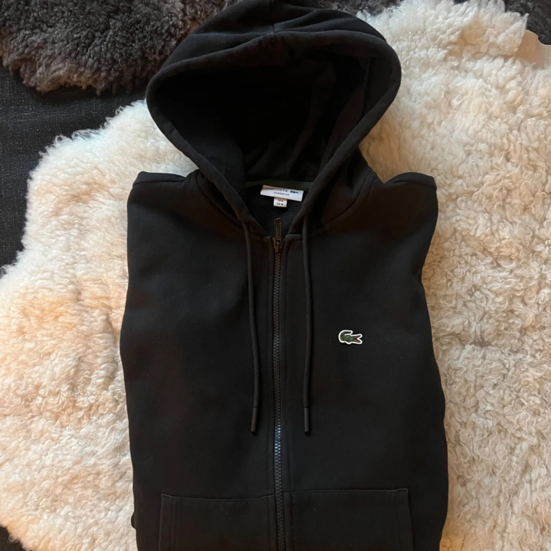 Svart hoodie från Lacoste