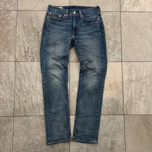 Levi's Jeans 514 - Snygga klassiska Levi's 514 jeans i mörkblå tvätt med raka ben och fem fickor. Perfekt passform för dig som gillar en straight look. Jeansen är i mycket bra skick. Hör av dig vid frågor!