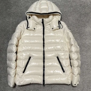 Moncler Bady   - Moncler Bady i size 5/sitter som en m/L, skick 9/10, välldigt eftertraktad samt sellsynt färg, nypris 17600kr, vid funderingar hör av er.