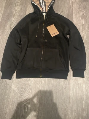 Svart burberry  - Helt ny använd ett par gånger jätte skön 