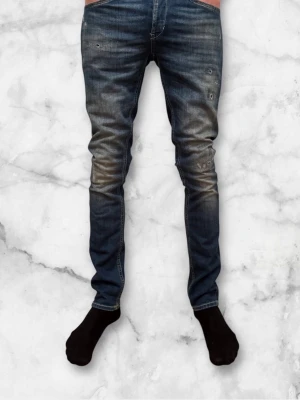 Dondup Jeans George - Dondup Jeans George trendigaste jeansen på marknaden. Skick 9/10 Nypris runt 4000kr Säljs för 1099kr(Modellen har original slitningar ifrån fabrik vilket är väldigt eftertraktat och populärt)