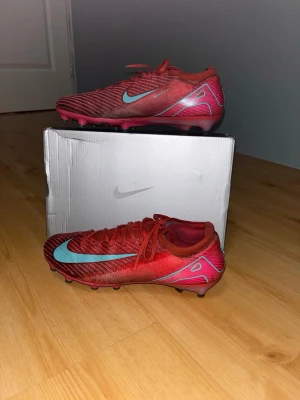 Nike air zoom mercurial röd/blå - Säljer ZM vapor 16 elite ag färg ember glow/aurora green i stl 42 | Använt flitigt som ni kan se på bilderna | Allt på bilden ingår och förhandling tas emot | Nypris är ca 3000+ kr