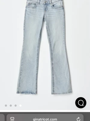 Ljusblå bootcut jeans från Gina Tricot - Säljer ett par ljusblå bootcut jeans från Gina Tricot. Jeansen har klassisk femficksdesign, snyggt utsvängda ben och hög midja. Tillverkade i mjukt denimtyg som ger en skön passform. Perfekta till sneakers eller boots.