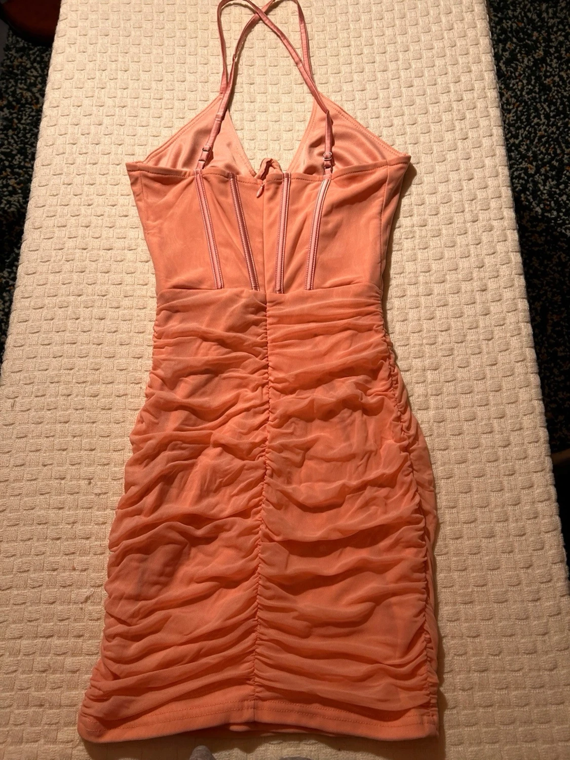 Persikofärgad omlottklänning med snörning - 1