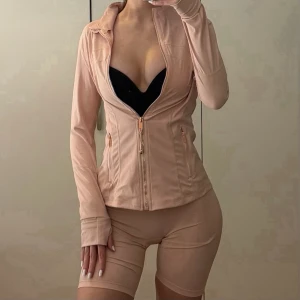 Lululemon Set - Jackan är i storlek 6, shortsen är i storlek 2