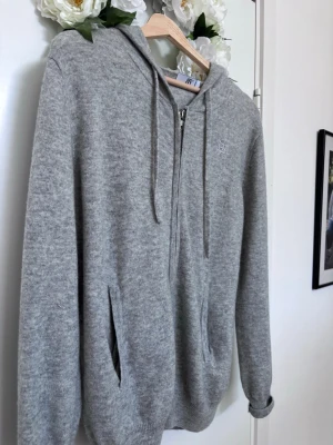 Bvaldi zip up S - Hej! Säljer nu denna högkvalitativa bvaldi zip up i str S. Den kommer me en väldigt premium material som kashmir och merino ull. Helt oanvänd och ny pris är 1200kr säljer den ändade för 699 skriv om ni har funderingar😊
