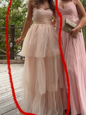 Bal klänning - Använd 1 gång på balen! I Super bra shick, Storlek xs men passar mig som brukar ha s❤️köpt för 2000. Skriv för fler bilder