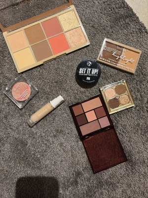 Sminkpaletter och concealer från Technic & Essence - Säljer flera sminkpaletter från Technic och Essence med olika nyanser av brunt, guld, beige och rosa. Inkluderar highlighter, rouge, ögonskuggor och contour. En flytande concealer i ljus beige ton med pump medföljer. Perfekt för dig som gillar att experimentera med olika looks.