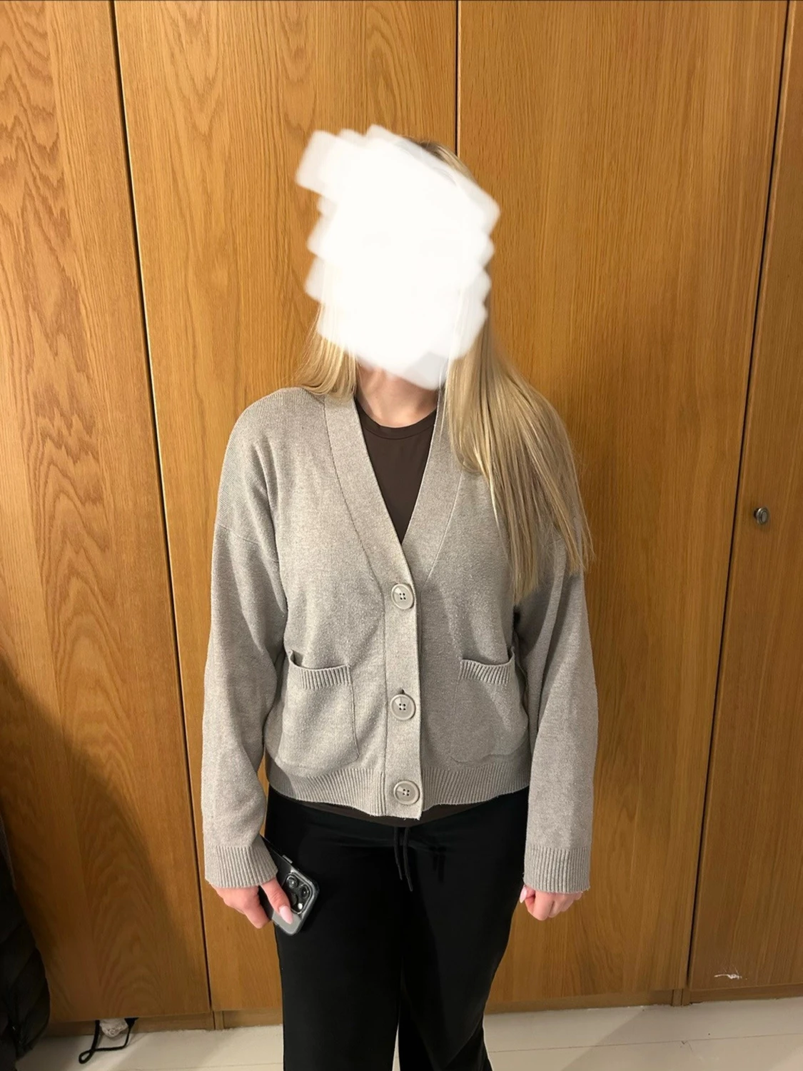 Grå kofta med stora knappar