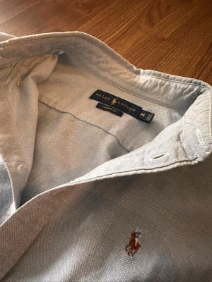 Ralph Lauren skjorta - Dags att släppa denna snygga skjorta då den är för liten för mig i armarna. // skjortan är i storlek M, men skulle säga att den mer sitter som en S/XS… på bild är ja 175 ish och väger 70kg. Hade suttit perfekt om ja antigen vägde mindre eller var kortare. Mvh! 