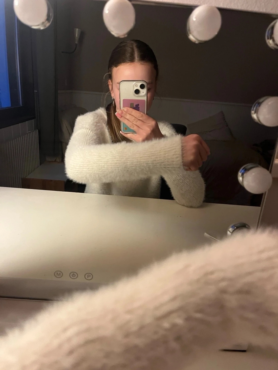 Vit fluffig stickad tröja