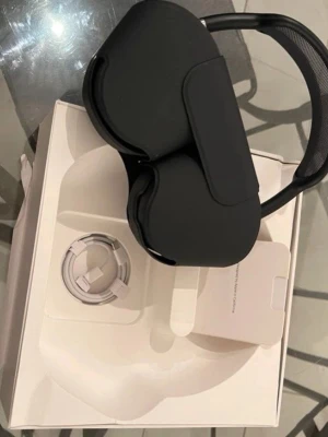 AirPods Max NYA - Apple AirPods Max i svart färg, over-ear trådlösa hörlurar med aktiv brusreducering. Komplett med originalförpackning, laddningskabel och skyddsfodral. Hörlurarna ser ut att vara i mycket gott skick utan synligt slitage eller defekter.