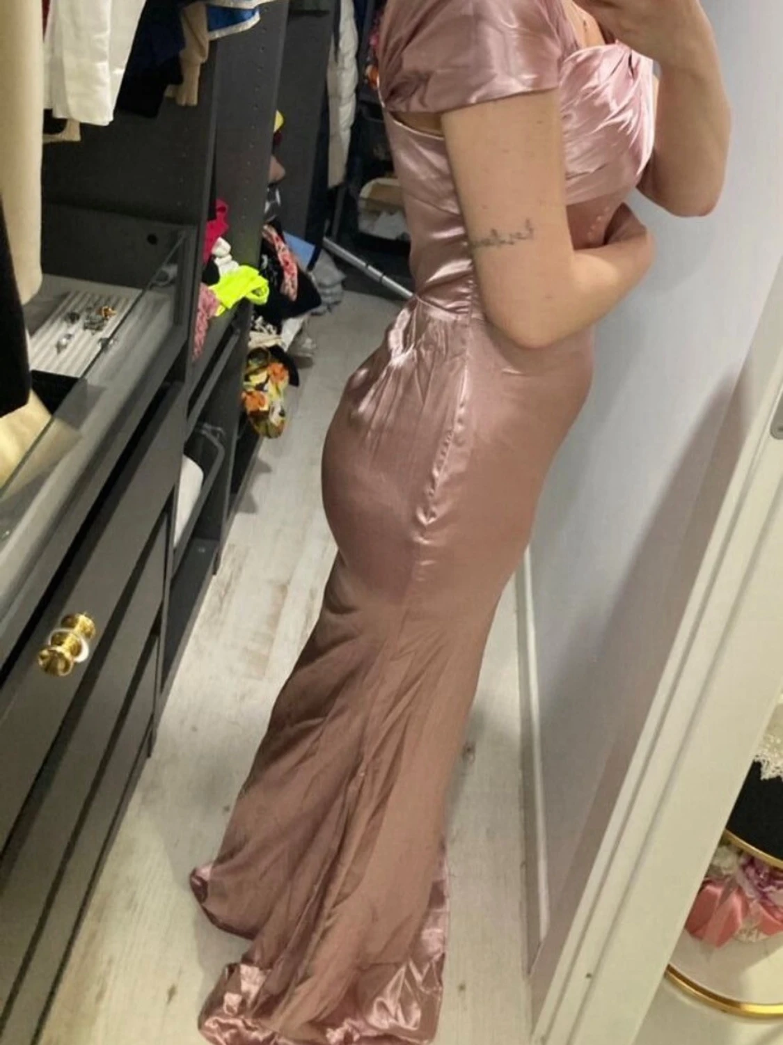 Champagnefärgad långklänning i satin - 1