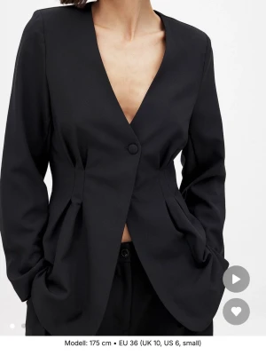 Kavaj - Svart kavaj från nakd med axelvaddar, aldrig använd