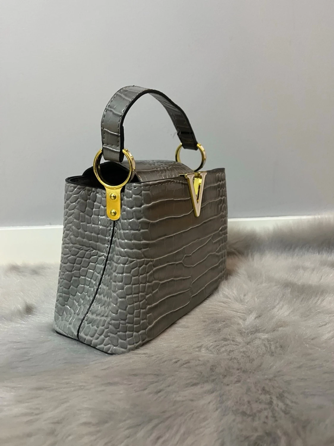 Grå handväska med krokodilmönster - 2