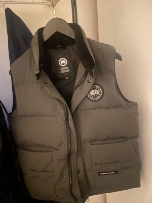 Canada goose väst - Säljer eftersom jag inte använder den längre. Köptes i september och använt ett par gånger den är väldigt ny och fräsch. Priset kan diskuteras