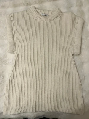 Ribbad stickad tröja från & Other Stories - Säljer en ribbad, stickad tröja från & Other Stories i en ljus beige färg. Jätte bekväm och i nyskick, endast testad. Säljer då den inte riktigt är min stil. Nypris 890kr