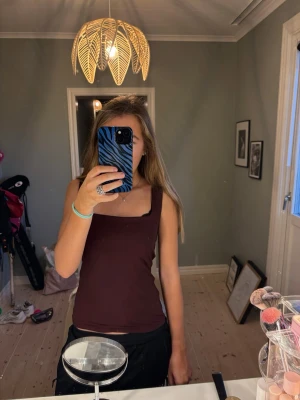 Vinröd linnetopp från New Yorker  - Säljer en vinröd linnetopp från New Yorker med breda axelband och fyrkantig urringning. Aldrig använd, har bara tagit bort prislappen 