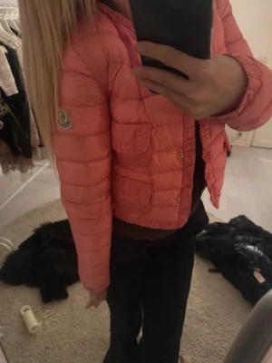 Rosa pufferjacka från Moncler -  snygg rosa pufferjacka från Moncler. (Inte äkta!) den har några fläckar på armen vilket man kan se på bild 3. Därav pris 