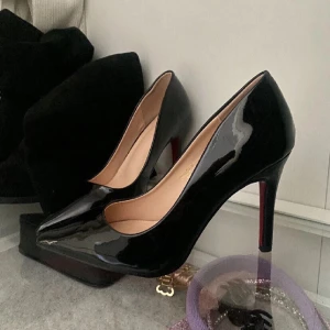 Svarta klackskor med röd sula - Aldrig använda, endast testade. 10cm klack. Lätta och sköna att gå i. Nypris 450kr 💕💕