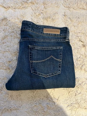 Mörkblå jeans från Jacob Cohen - Snygga mörkblå jeans från Jacob Cohen i storlek 33 jätte bra skick finns ingen som helst tecken på slitage