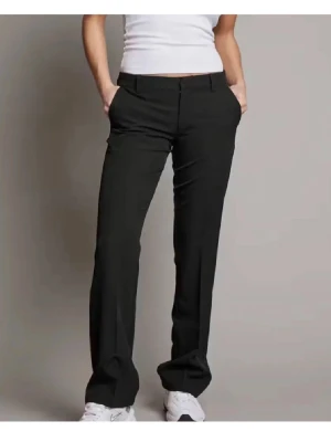 Lågmidjade kostymbyxor  - Säljer Lågmidjade kostymbyxor från bikbok storlek M/38, sitter som en S, dom  är i fint skick inte använda så mycket nypris 499kr mitt pris 150kr pris kan diskuteras☺️