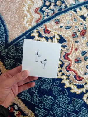 AirPods 4 - Säljer ett par helt nya Apple AirPods med MagSafe Charging Case, fortfarande i obruten originalförpackning. Perfekt för trådlös musik och samtal med hög ljudkvalitet. Inga synliga defekter eller slitage på kartongen. Passar alla Apple-enheter med Bluetooth.