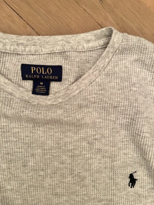 Ralph lauren tröja - Grå Ralph lauren tröja i M! Mycket bra skick, mjuk på kroppen, tveka inte att fråga frågor eller att köpa! 