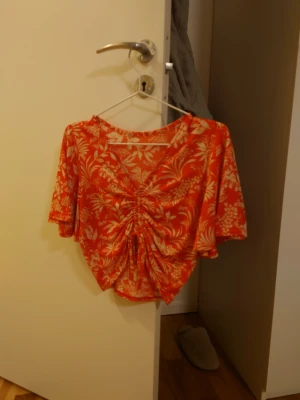 Somrig blus - Orange/röd blus från Zara. Inga defekter. Tunn och sval och passar jättebra på sommaren.