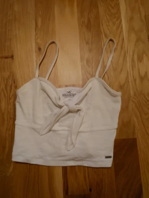 Hollister topp - Söt topp från Hollister. Storlek M men passar S också. Stretchig. Sparsamt använd