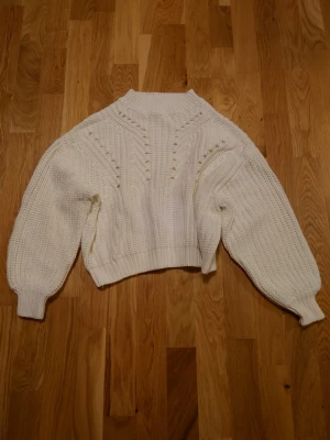 Vit stickad tröja  - Vit stickad tröja som inte sticks. Använd 1-3 gånger. Köpte på Gina Tricot 