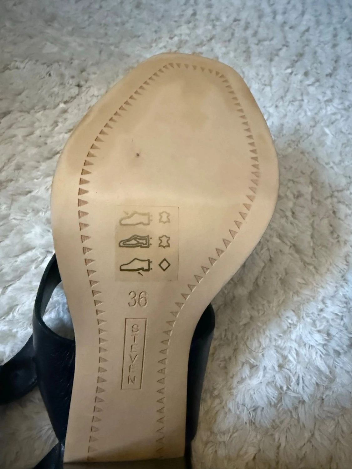 Svarta klack-sandaler Steven New York - 2