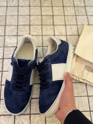 Valentino Flycrews - Valentino skor | Modell Flycrews | storlek 42,5, passar 43 | skick 8/10, saknar 3 nitar, extra nitar följer med | Colorway Royal Blue | Nypris på 8000kr, mitt pris endast 4199! | Finns ej att köpa nya längre, extremt sällsynt färg och storlek | medföljer 2 dustbags | Hör av er vid frågor eller fler bilder! |