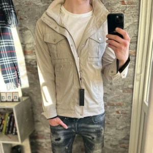 J Lindeberg bailey field jacket - Säljer denna riktigt feta j Lindeberg field jacketen!⭐️Skick : NYSKICK / tags ingår ej🙌Storlek M!⭐️NYPRIS = 4000kr! Hör gärna av er om ni har funderingar!👍