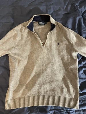 Grå Ralph Lauren half zip - Säljer denna riktigt snygga half zip tröjan från Ralph Lauren i storlek L. Den är riktigt bra skicka och ett bra pris.