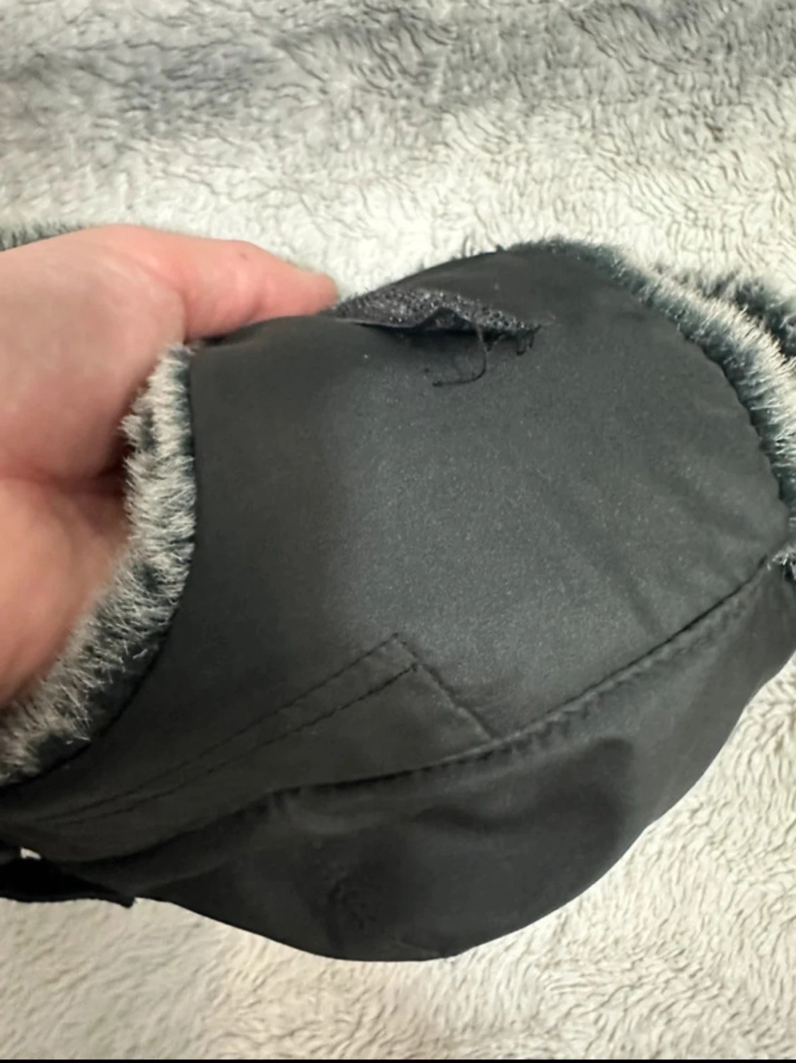 Svart pälsmössa med grått foder - 1