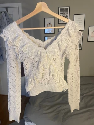 Spetsstickad tröja från Zara - Säljer en ljusbeige stickad tröja från Zara med volanger och spetsdetaljer! Säljer pågrund av att den inte kommer till användning🩷
