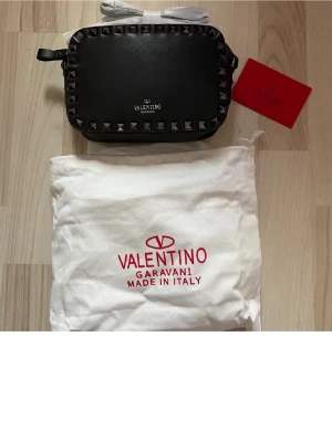 Valentino väska - Säljer min helt nya och oanvända valentinoväska då jag inte har kvar kvittot på den men den har inga som hälst defekter och papret i väskan är kvar,medföljer axelband,certifikat och valentino påse hör av er vid funderingar 💞