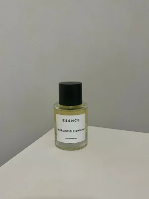 Essence parfym  - Essnce Irresistible Enigma Eau de Parfum 50 ml. Använd bara få gånger. En parfym för den som söker en unik doft och för den som gillar Prada Paradoxe.