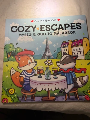 Cozy Escapes: Mysig & Gullig Målarbok - Upptäck en mysig och gullig målarbok fylld med söta djur på äventyr! Perfekt för dig som älskar att färglägga och vill ha en avkopplande stund med charmiga motiv från olika platser. Skapa din egen färgsprakande värld och låt fantasin flöda! Helt oanvänd 