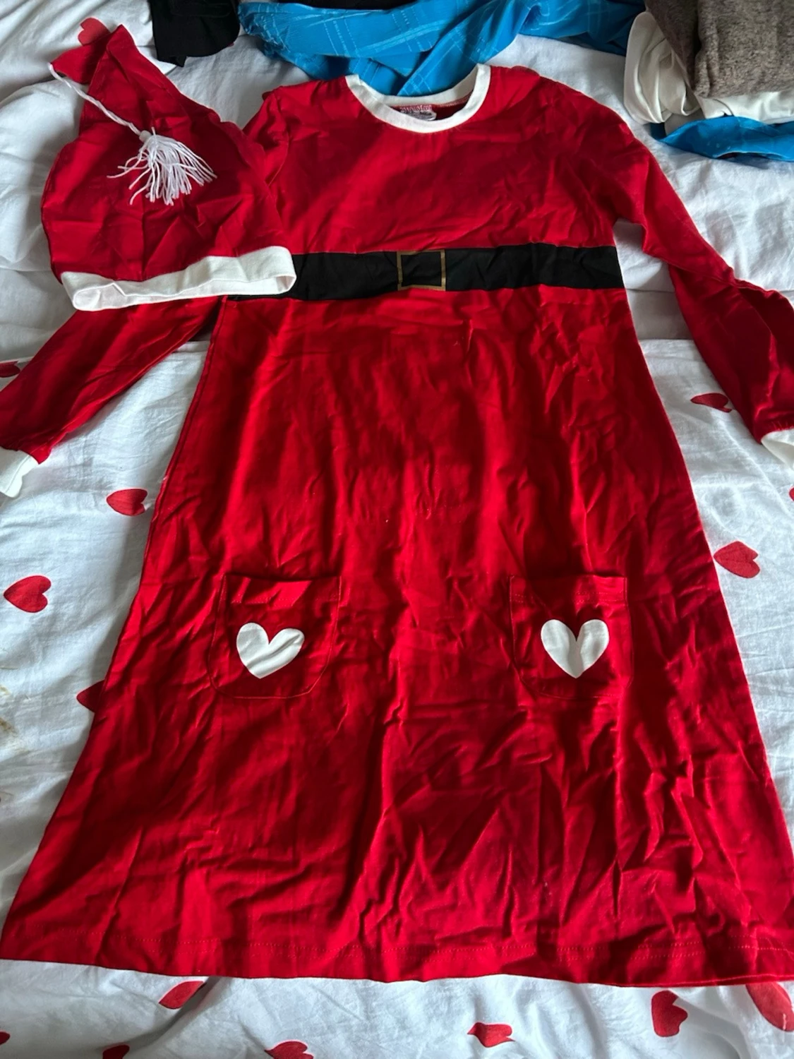 Röd tomteklänning med hjärtan