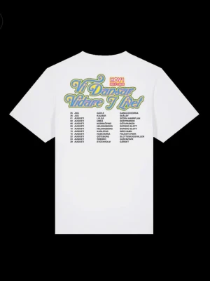 Oanvänd vit Hov1 t-shirt med turnétryck - Säljer en vit t-shirt från Hov1 med färgglatt tryck på ryggen där det står 'Vi Dansar Vidare I Livet' och turnédatum samt städer. T-shirten har korta ärmar och är gjord i mjuk bomull. Str L. Helt oanvänd
