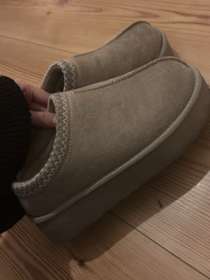 Uggs  - Säljer dessa jätte fina uggs(inte äkta) som är använda 2 gånger men passar inte mig, storlek 36/37