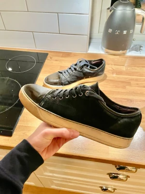 Lanvin med Glans  - Lanvin cap toe Med Glans  Storlek 42  Använda men bra skick!