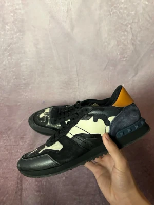 Valentino rockrunners - Mycket fint skick | Size EU 43 | fraktar inom 24 timmar | för att köpa klicka ”köp nu” | vid frågor eller funderingar skriv en meddelande | följare får bättre rabatter🙌