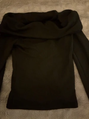 Söt tajt off shoulder tröja  - Använd några gånger men inget som märks. Tröjan är tajta 