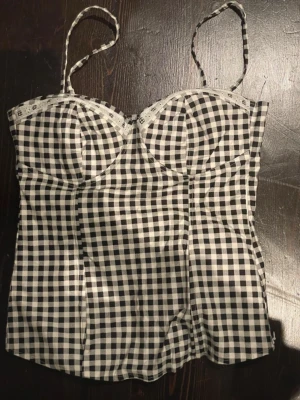Korsett topp - Svartvit korsett-topp från Amisu i storlek S. Axelbanden är avtagbara💕