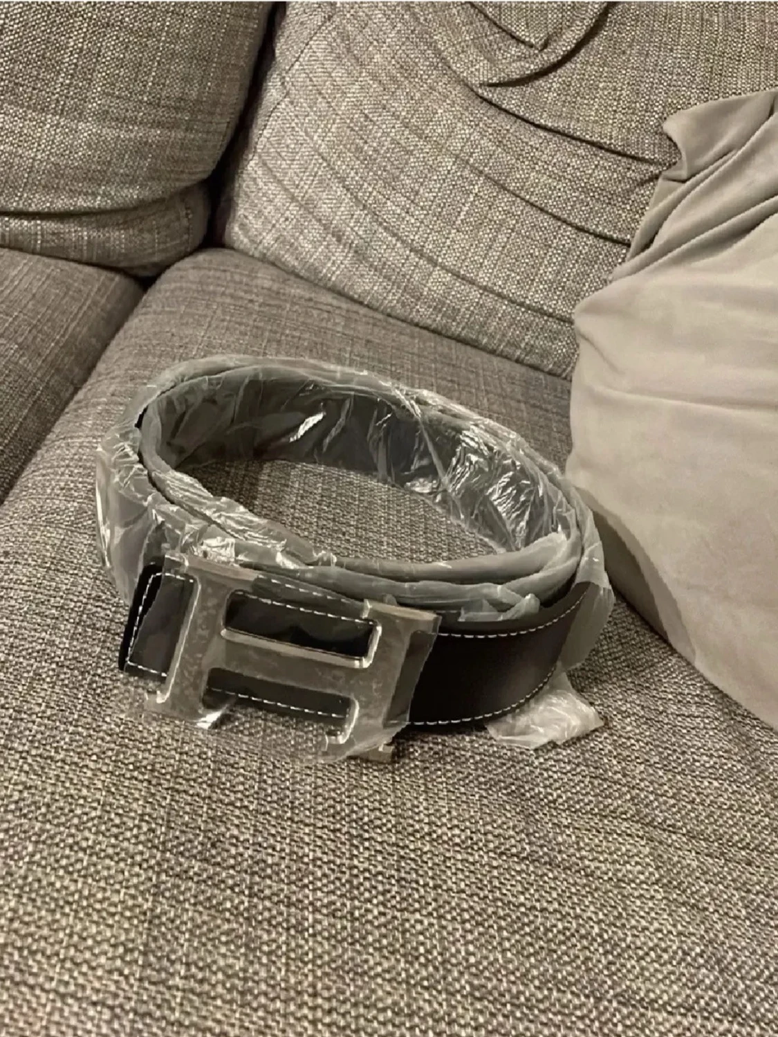 Svart bälte med H-spänne