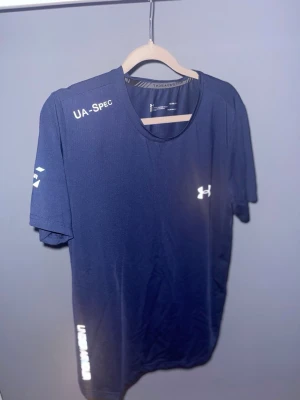 under armour träningströja  - Mörkblå träningströja 2-3 gånger använd svår att få tag på, jättefin!! 